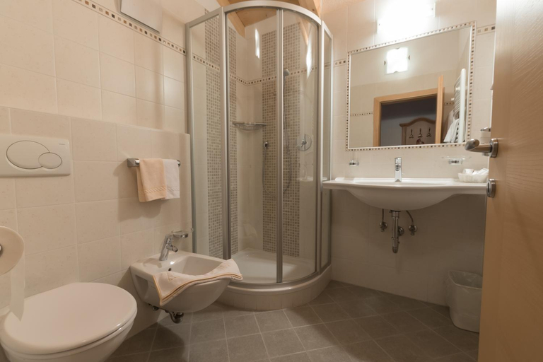 Bathroom 3, Pension Garden Hotel, Bolzano
