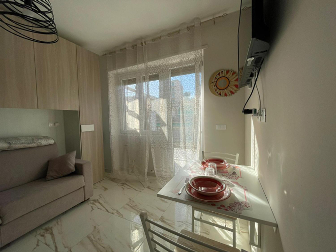 Bedroom 1, WH - Un Posto al Sole - Attico Monolocale con Parcheggio Gratuito - 5 minuti dal centro - Wifi, Imperia