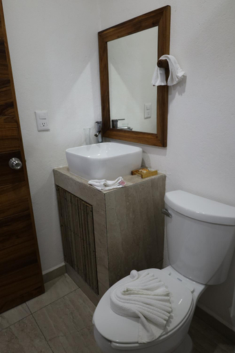 Bathroom 2, Solez Zihuatanejo, José Azueta