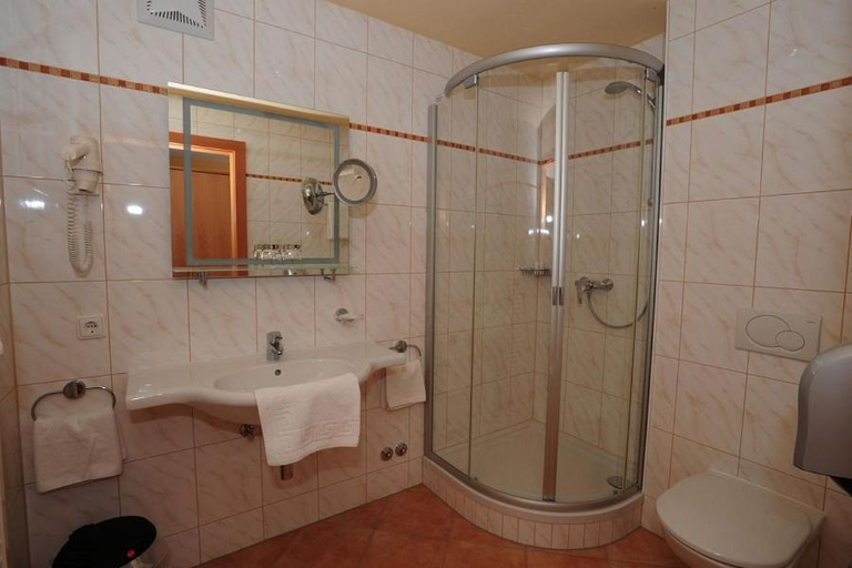 Bathroom 3, Kirchenwirt in Maria Schutz, Neunkirchen