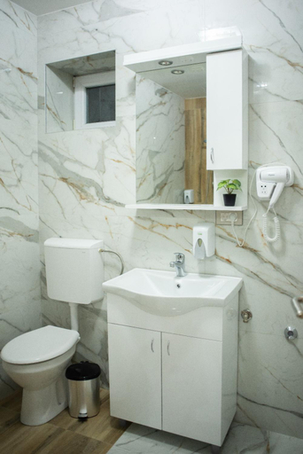 Bathroom 3, La Mirage, Ruma
