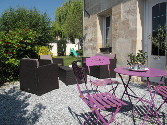 Facilities 5, La Maison Des Chiens Rouges, Oise