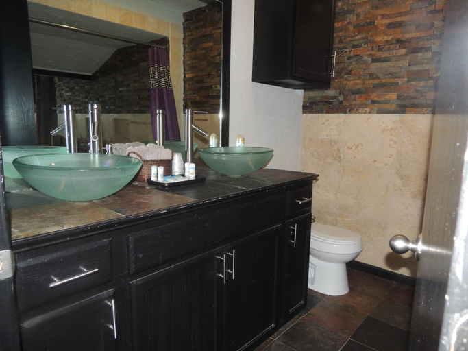 Bathroom 3, The Whispering Pines Inn, Cleveland