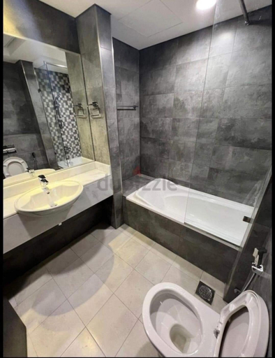 Shower 4, Business Bay Loft Accommodation, Dubai