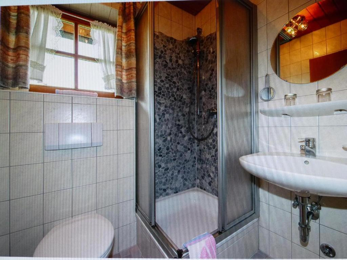 Bathroom 3, Gastehaus Kurparkfrieden, Garmisch-Partenkirchen