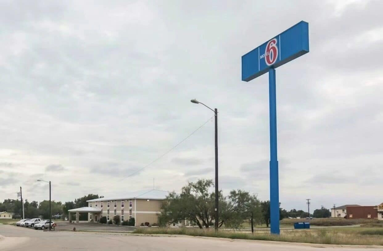 Exterior & Views 4, Econo Lodge Inn & Suites, Mitchell