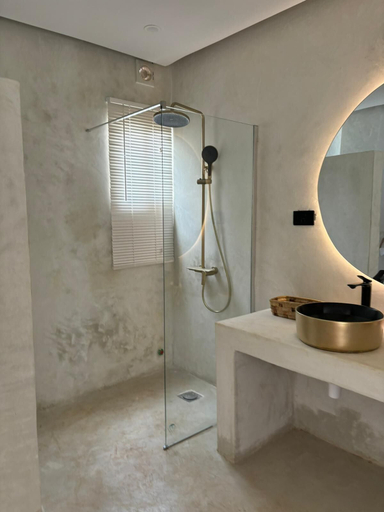 Bathroom 3, Le Saint Tropez, Kaskazini 'A'