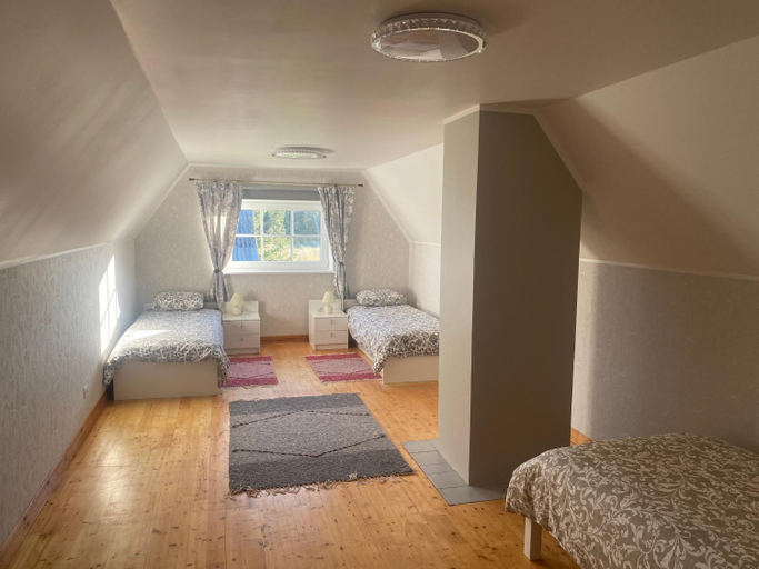 Bedroom 2, Sadama majutus, Leisi
