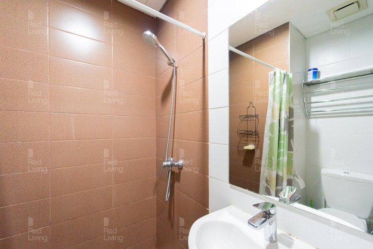 Bathroom 4, RedLiving Apartemen Puri Orchard - Tower Magnolia, Jakarta Barat
