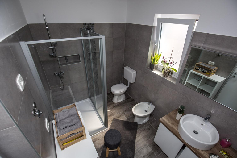 Bathroom 2, Stay Inn Arena Center, Pula