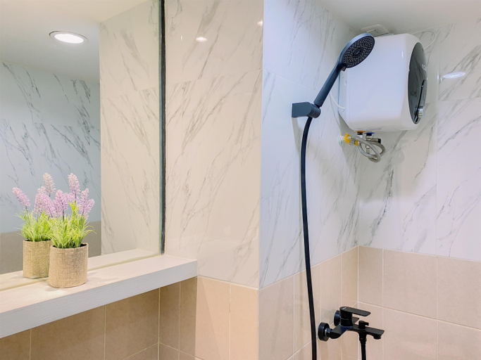 Bathroom 5, Good Place and Comfy 2BR at Podomoro Golf View Apartment By Travelio, Bogor