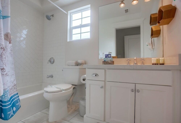 Bathroom 3, Pacific Pearl, San Diego