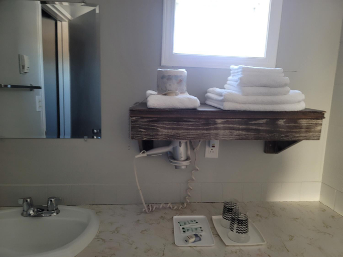 Bathroom 4, PARKSIDE INN, Division No. 19
