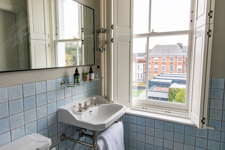 Bathroom, The Bull & Last, London