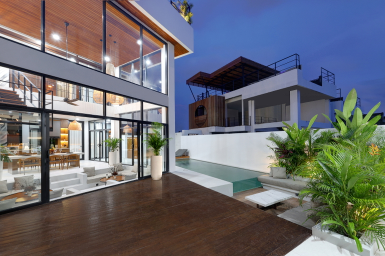 Exterior & Views