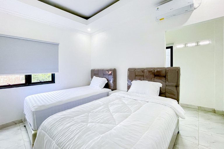 Urbanview Hotel Amira Syariah Bogor Room Type - Deluxe Twin Room