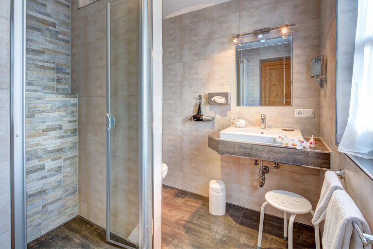Bathroom 4, Seehotel Hartung & Ferienappartements, Ostallgäu