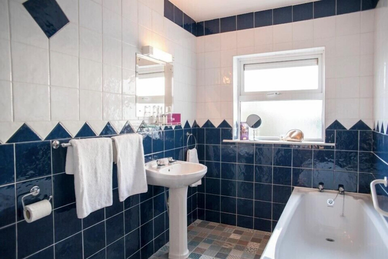 Bathroom, Emmet Hotel