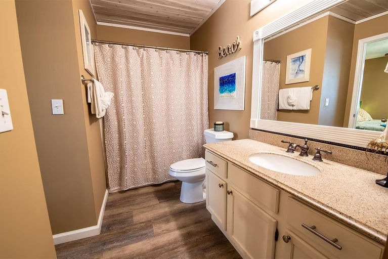 Bathroom, Seacove 6A, Walton