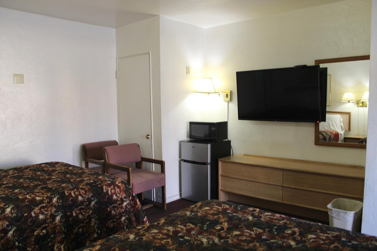Bedroom 2, Economy Inn, Pima