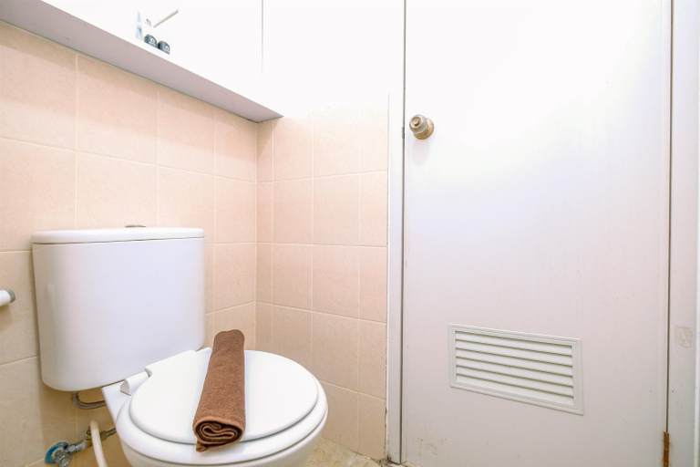 Bathroom 5, Minimalist 1BR with Extra Room Podomoro Golf View Apartment By Travelio, Bogor