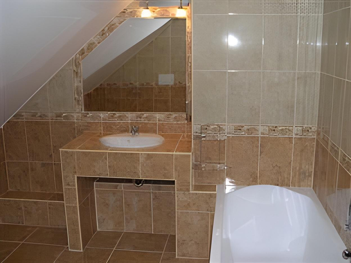 Bathroom 3, Hotel Barbakan, Pécs