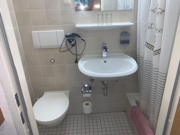 Bathroom 3, Hotel am Neumarkt, Burgenlandkreis