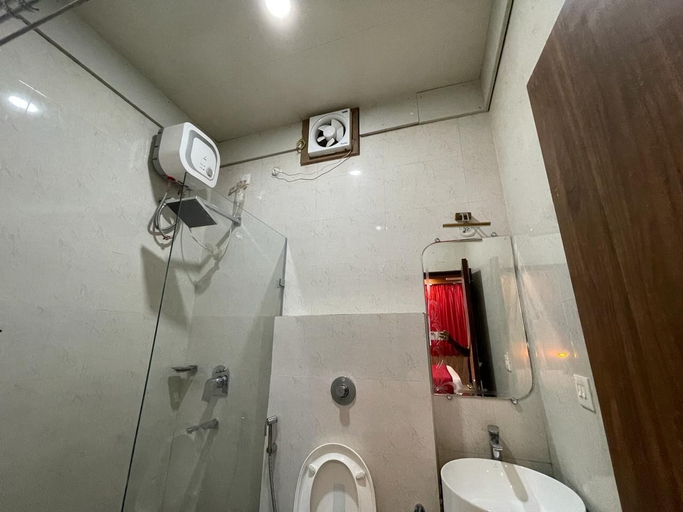 Bathroom 3, Hotel Siddhant Palace, Varanasi