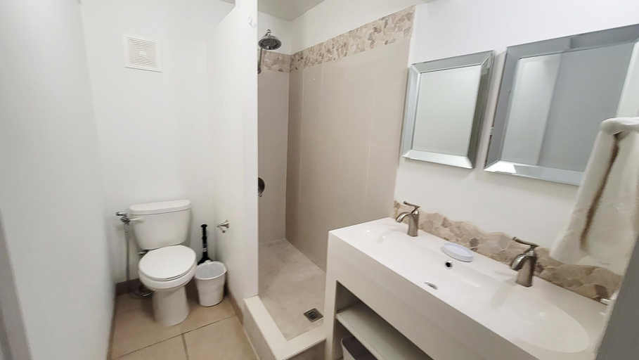 Bathroom 4, The Summit 302, Bay