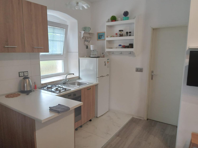 Others 5, Kastelanic apartman, Sali