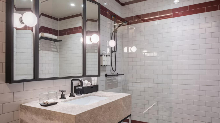 Bathroom 16