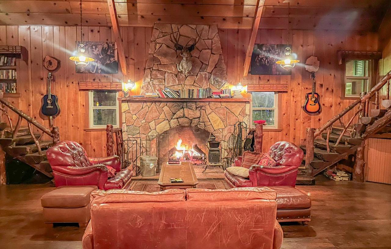 Public Area, ITH Big Bear Lake Hostel & Retreat Center, San Bernardino