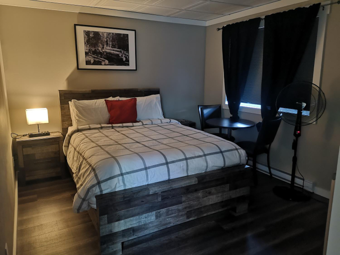 Others 1, The Cache Hotel and Lodgings, Columbia-Shuswap