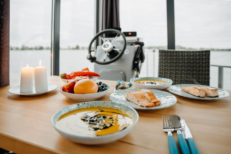 Food & Drinks 5, Wasserapartment Cityport - Schwimmende Ferienwohnung, Potsdam-Mittelmark