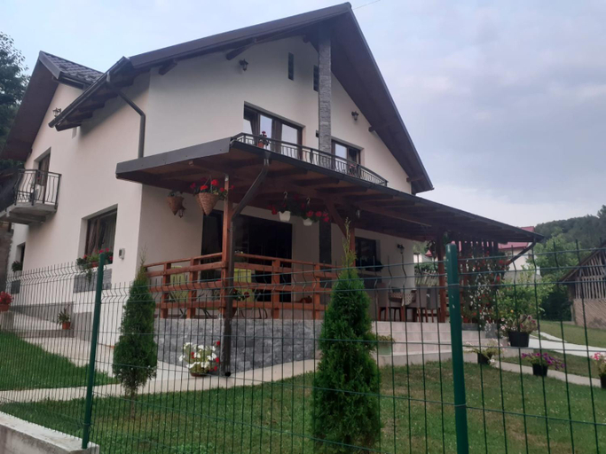 Others 4, Casa Alex, Corbeni