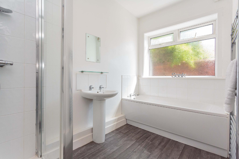 Bathroom 2, Cherry Property - Mulberry Suite, Blackpool