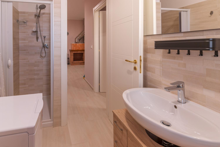 Bathroom 4, Villa Vimani, Salerno