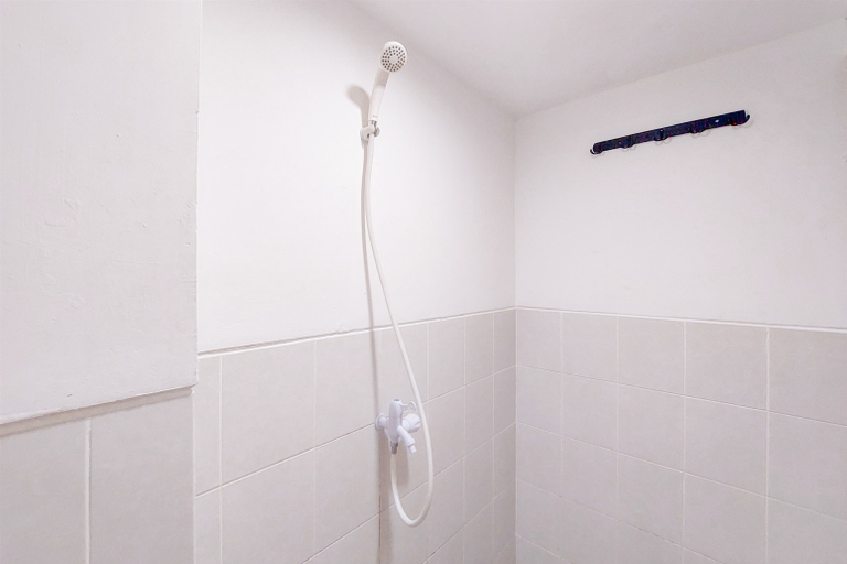 Bathroom 5, Relaxing and Tidy Studio Urbantown Serpong Apartment By Travelio, Tangerang Selatan