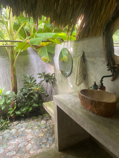 Bathroom 3, Agua de Luna, Moñitos