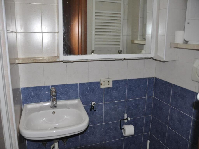 Bathroom 5, Poma, Rome