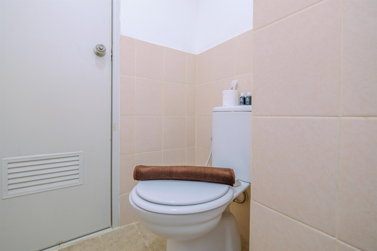 Bathroom 5, Modern Look and Restful 2BR Podomoro Golf View Apartment By Travelio, Bogor