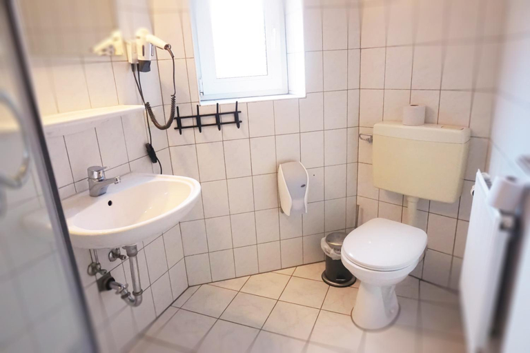 Bathroom 2, Ellada Restaurant & Hotel, Schleswig-Flensburg