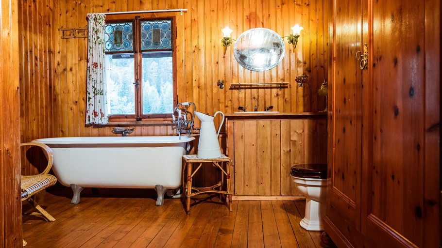 Bathroom, Hof Zuort, Inn