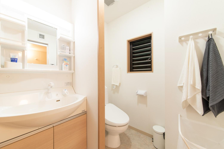Bathroom 4, Clover Heights, Osaka