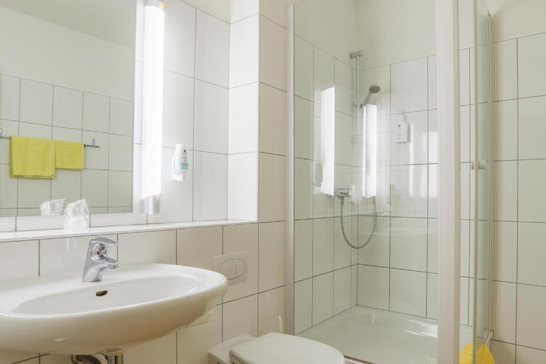 Bathroom 4, Gastehaus Janzen, Herford