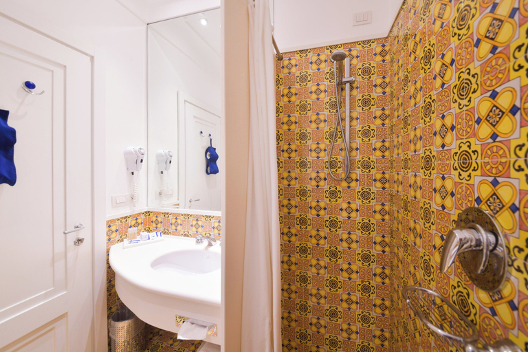 Bathroom 5, Hotel Casa Celestino, Napoli