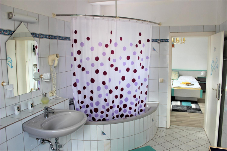 Bathroom 4, Hotel zur Post Schwanheim, Frankfurt am Main