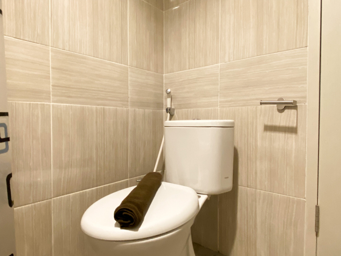 Bathroom 5, Nice and Elegant 1BR at Vasanta Innopark Apartment By Travelio, Cikarang