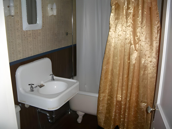 Bathroom, Ubon Thai Victorian Inn & Restaurant, Staunton