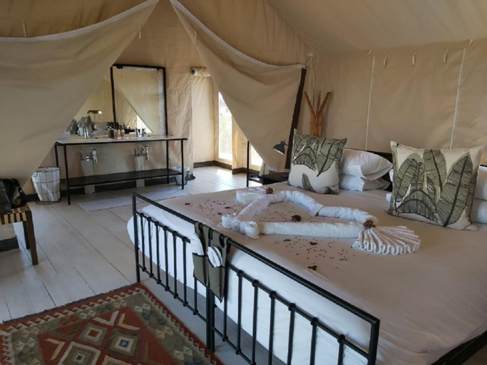 Bedroom 2, Nogatsaa Pans Lodge, Chobe